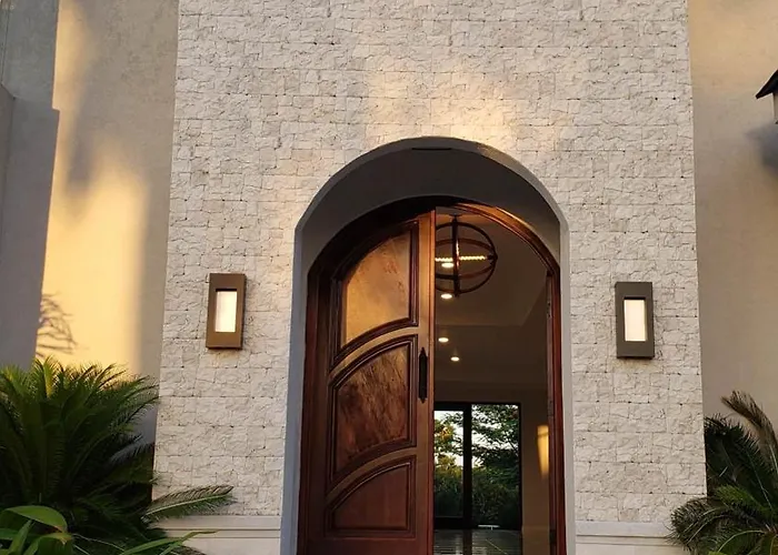 Modern 4br Hillside Pool & Club Access Villa *