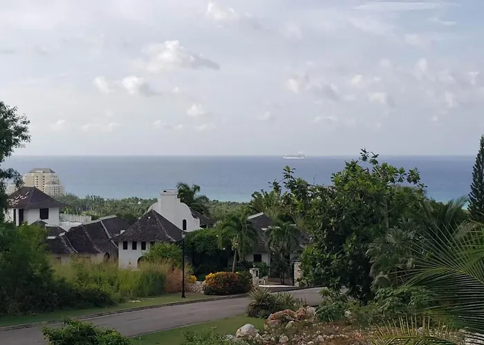 Villa Modern 4br Hillside Pool & Club Access