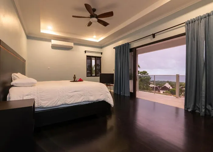 Modern 4br Hillside Pool & Club Access