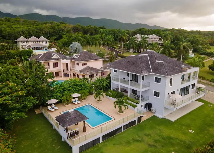 Modern 4br Hillside Pool & Club Access